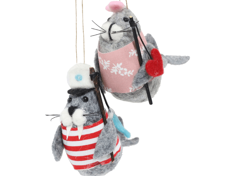 Vilten hanger walrus met pet en vis