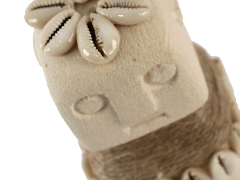 Stenen beeldje schelpjes touw 11cm Stenen beeldje schelpjes touw 11cm
