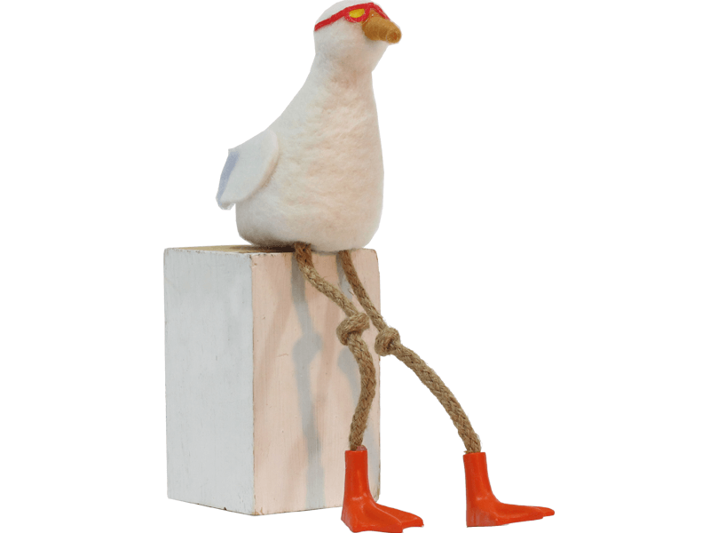 Vilten zittende meeuw met touwbenen