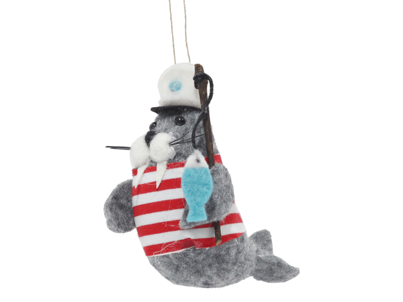 Vilten hanger walrus met pet en vis